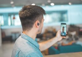 facet robi zdjęcie selfie na snapa z filtrami