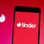 logo aplikacji tinder na czerwonym tle z płomieniem