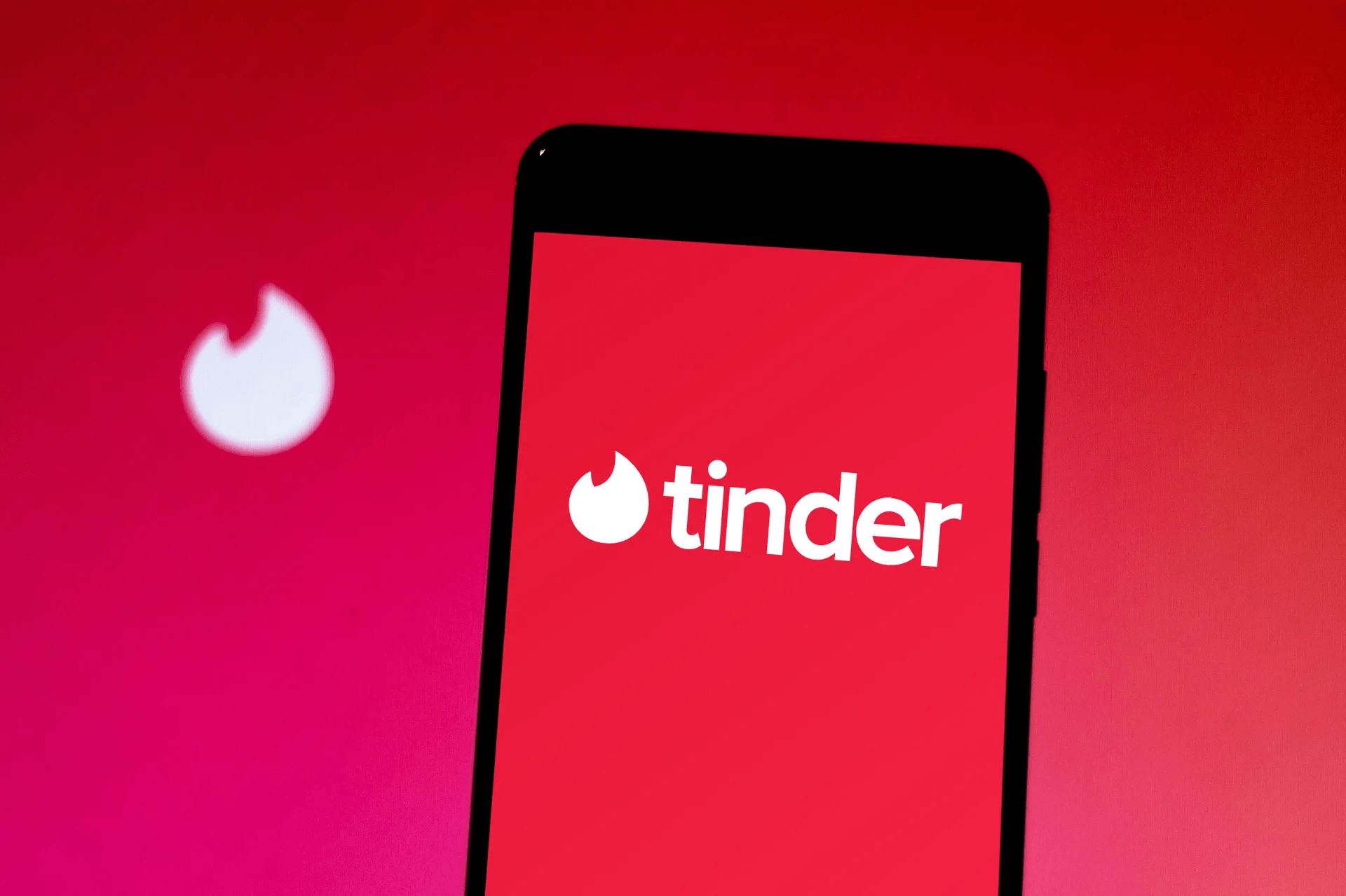 logo aplikacji tinder na czerwonym tle z płomieniem