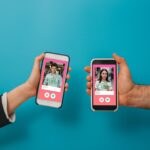 dwa telefony z włączona aplikacja do randkowania tinder
