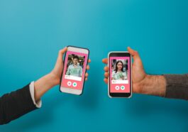dwa telefony z włączona aplikacja do randkowania tinder