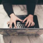 osoba czatuje na ruletce online