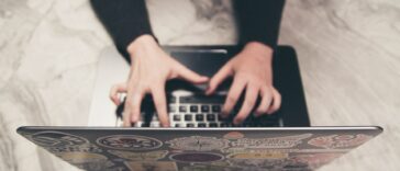 osoba czatuje na ruletce online